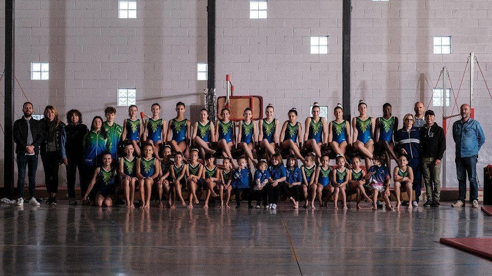 Fotografia de grup de les gimnastes, amb el regidor Ignasi Amor ©Caprabo