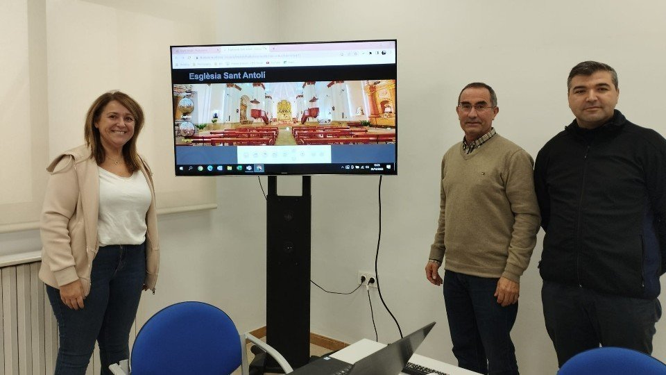 Membres de l'Ajuntament d'Aitona presentant la nova experiència de realitat virtual pionera al Segrià ©AjAitona