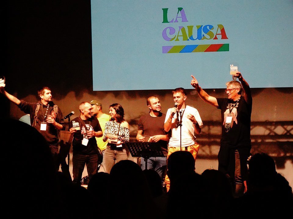 Els components del grup taronja, guanyador de La Causa 2022, recollint el premi - Foto: Marina Pallàs