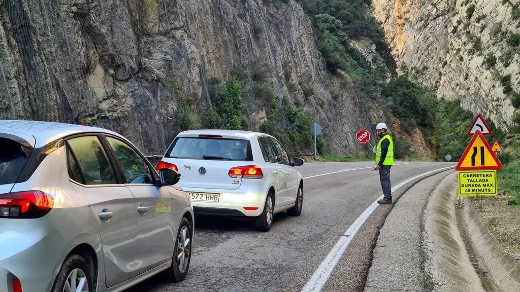 Cotxes aturats a la C-13 per obres de sanejament del talús, a pocs metres de la font de les Bagasses (Noguera)

Data de publicació: dimarts 25 d’octubre del 2022, 12:08

Localització: Camarasa

Autor: Marta Lluvich