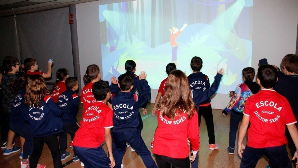 Infants de l'escola Doctor Serés jugant amb el Projecte esportiu Lü ©AjAlpicat