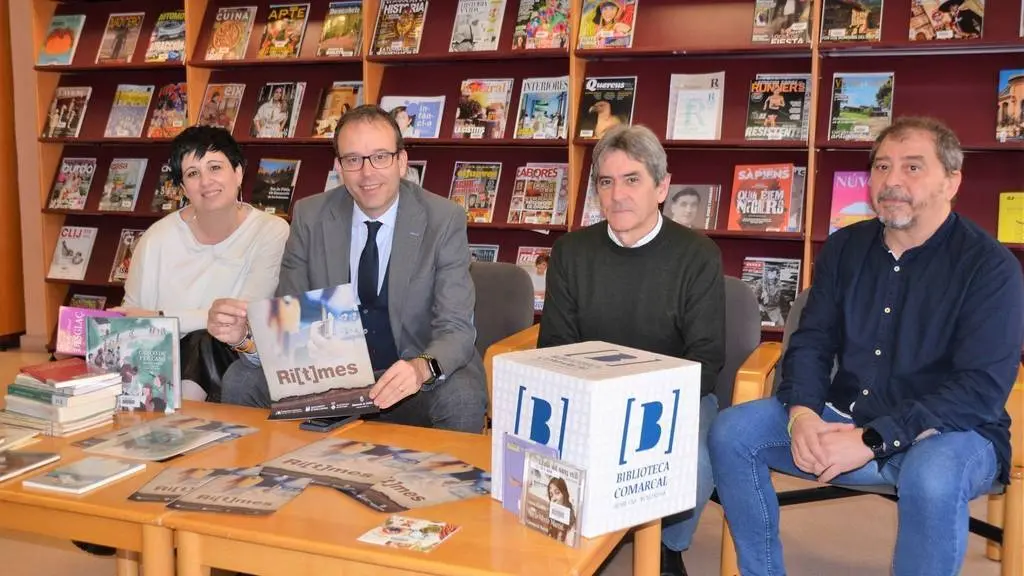 La directora de la biblioteca, Diana Solé; amb l'alcalde, Marc Solsona; el regidor de Cultura, Joan Ramon Domingo; i el bibliotecari  Josep Miquel Varea - Foto: Ajuntament de Mollerussa