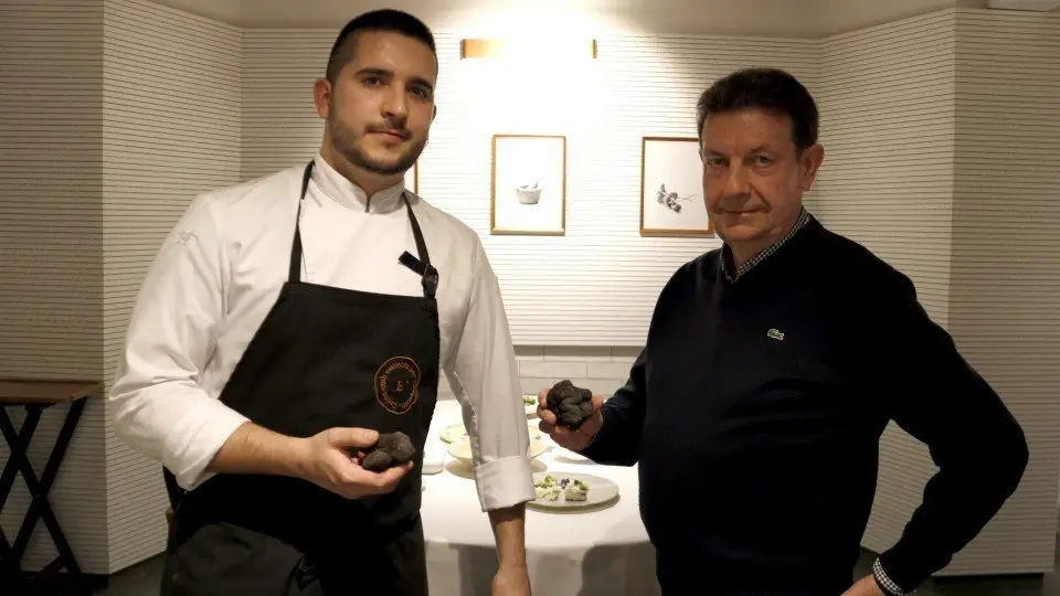 El xef de L'Espurna, Jesús Gimena i en Manel Farré de Tòfones Farré Vidal, amb les tòfones de Bovera que Gimena utilitza per fer el menú de temporada ©Laura Cortés