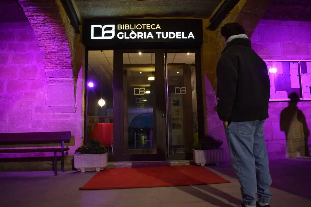 L'entrada de la renovada Biblioteca Glòria Tudela de Vilanova de Bellpuig ©Marta Argilés