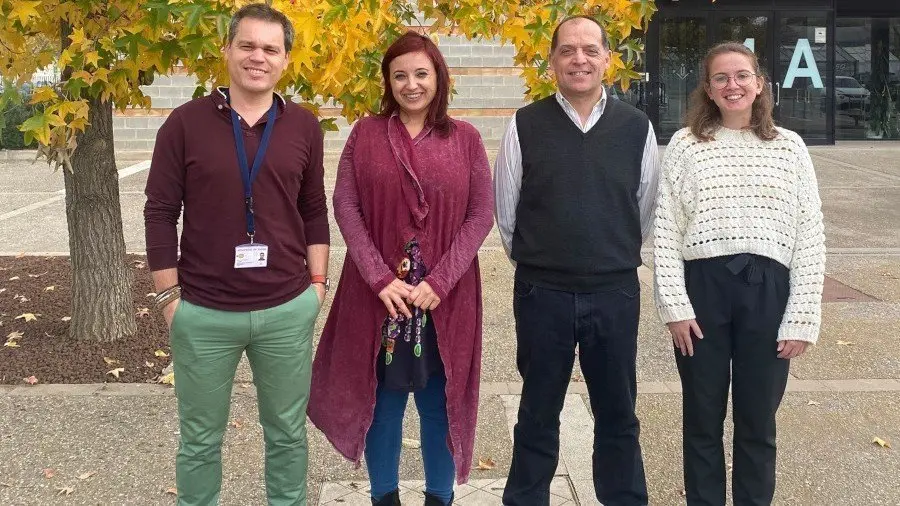 D'esquerra a dreta: Gustavo Ramírez, Judith Ribas; el professor de l'Escola Tècnica Superior d'Enginyeria Agroalimentària i Forestal i de Veterinària (ETSEAFIV), Lorenzo Fraile; i Paula Curto ©ETSEAFIV