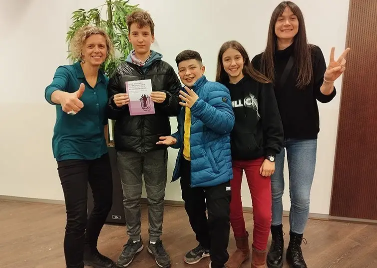 Alumnes i docents de l'escola Arnau Berenguer del Palau d'Anglesola @AjPalau