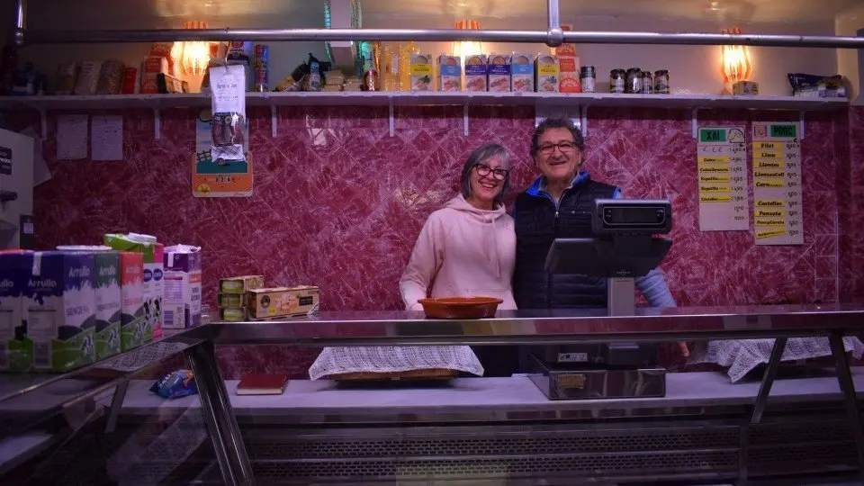 En Jaume Giribet i la Maria Argilés, representants de la tercera generació de la carnisseria Ca la Marianna de Vilanova de Bellpuig ©Marta Argilés