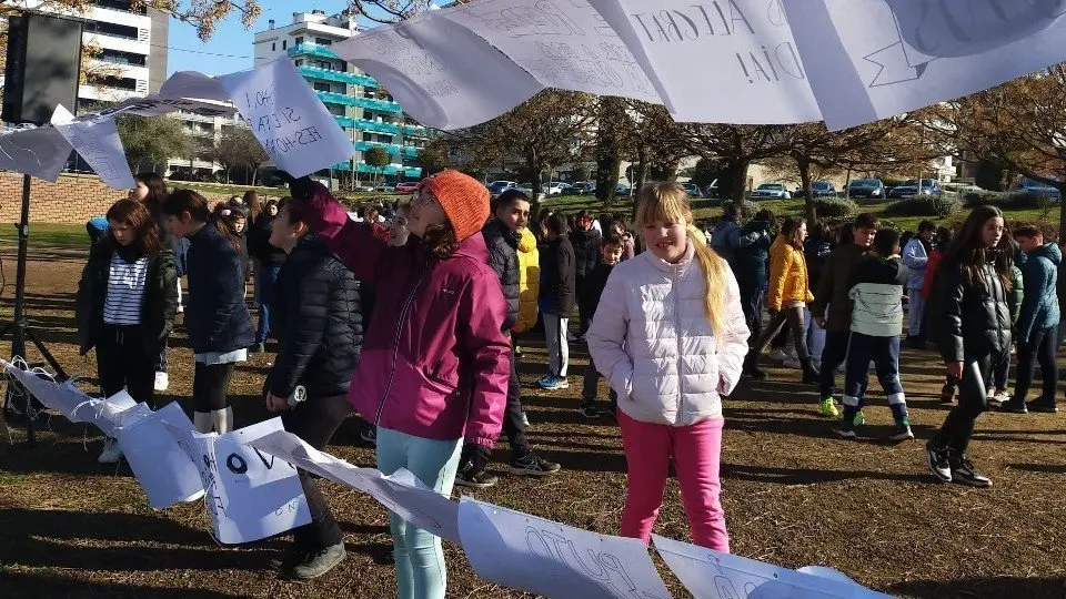 Acció col·lectiva dels centres educatius de Lleida pel Dia Escolar de la No Violència i la Pau ©AjLleida