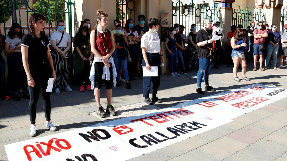 Cinc noies llegint un manifest contra els abusos sexuals denunciats a l'Aula de Teatre de Lleida el 17 de juny de 2020 ©Territoris