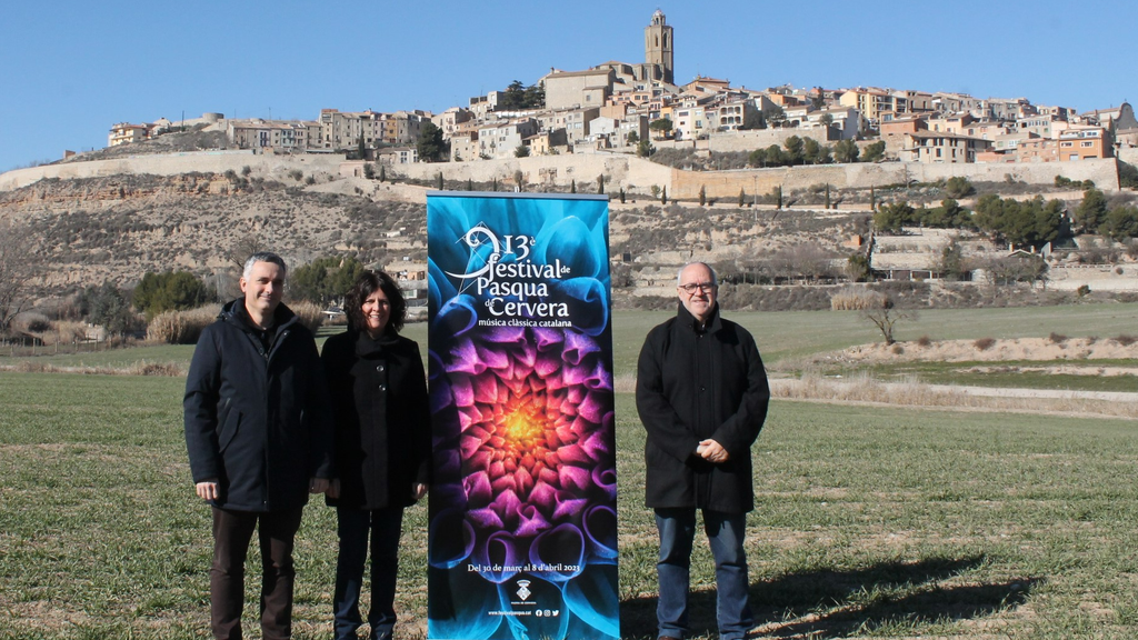 Presentació del cartell del 13è Festival de Pasqua de Cervera amb el paer en Cap, Joan Santacana; la regidora de Cultura, Mercè Carulla; i el director artístic, Jordi Armengol ©Festival de Pasqua