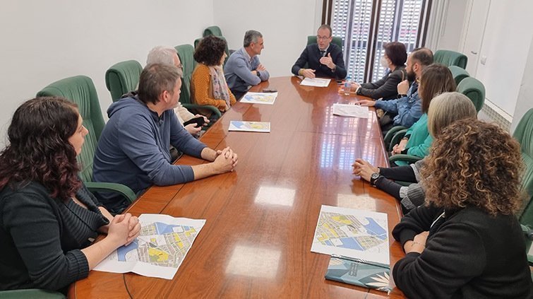Reunió del consistori de Mollerussa amb l'equip directiu de l'escola Ignasi Peraire ©AjMollerussa