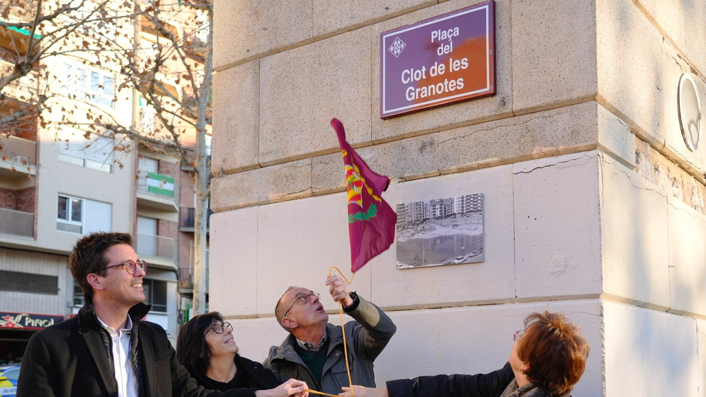 L'alcalde fa la descoberta de la nova placa que dona nom a la Plaça del Clot de les Granotes ©AjLleida