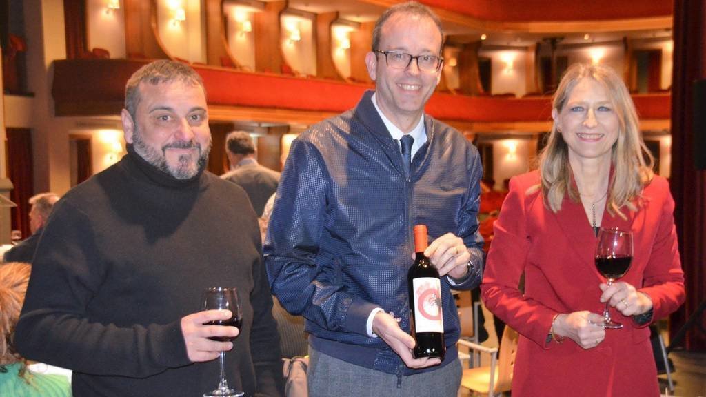 Xavier Brufau, Marc Solsona i Mireia González a la presentació del vi del centenari del Teatre de L'Amistat