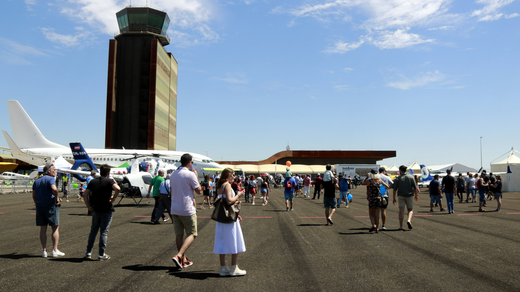 Públic visitant la 7a Lleida Air Challenge a l'aeroport de Lleida-Alguaire ©Anna Berga