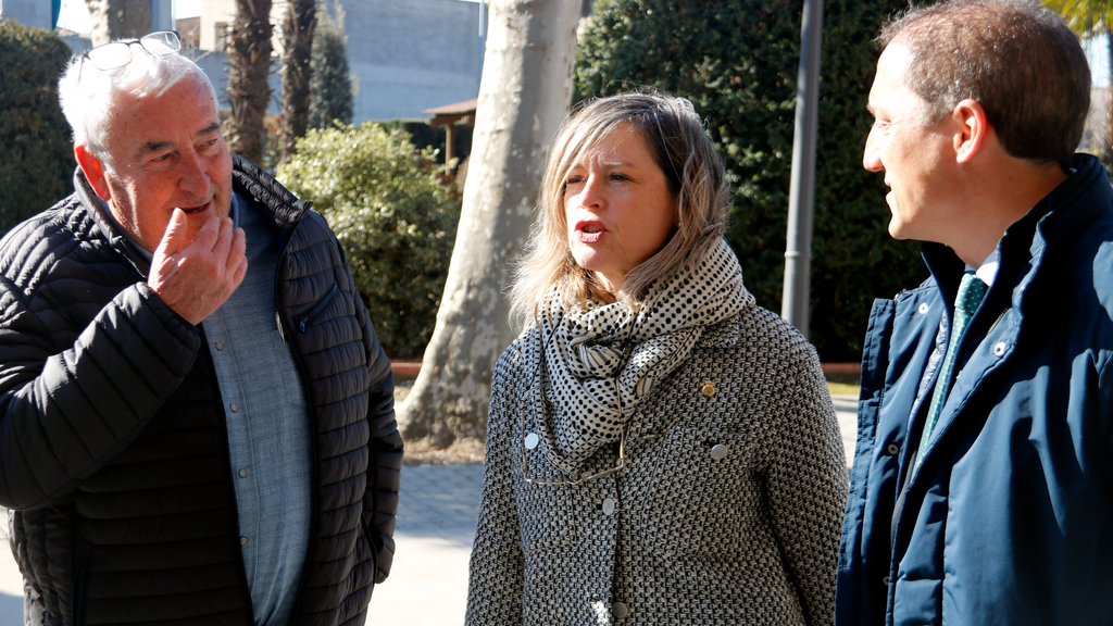 La presidenta de la CHE, Maria Dolores Pascual, amb el president de la comunitat de regants del Canal d'Urgell, Amadeu Ros i el subdelegat del govern espanyol de Lleida, José Crespín ©Oriol Bosch