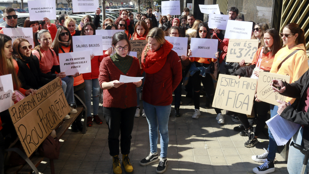 Dues membres de la Plataforma Educadores Socials de Ponent llegint el manifest davant dels Serveis Territorials del Departament de Drets Socials de Lleida ©Anna Berga
