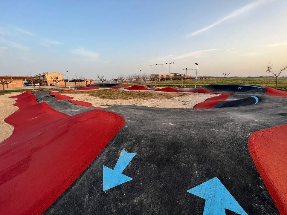 La pista de Pump Track amb les vessants asfaltades i pintades - Foto: Ajuntament de Miralcamp