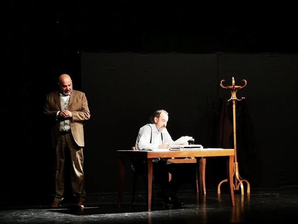 Els actors de La Pertinent, Francesc Vilalta i Jesús Agelet, dalt l'escenari del Casal Cultural  Josep Maria Solé i Sabaté (2)