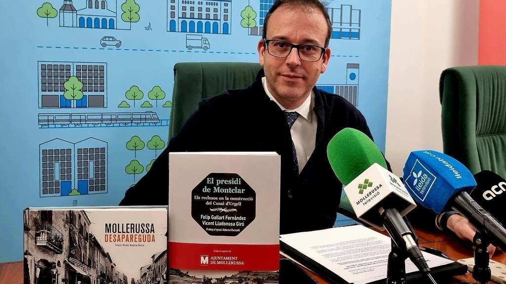 L'alcalde de Mollerussa, Marc Solsona, amb els dos llibres que es presentaran aquest març