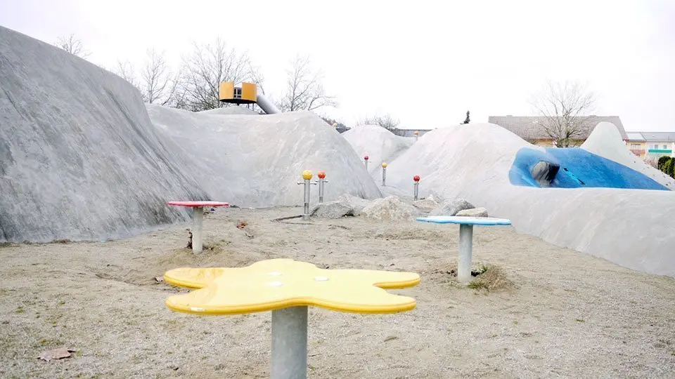 La projecció dels nous jocs d'escalada al Parc de la Via d’Alcarràs