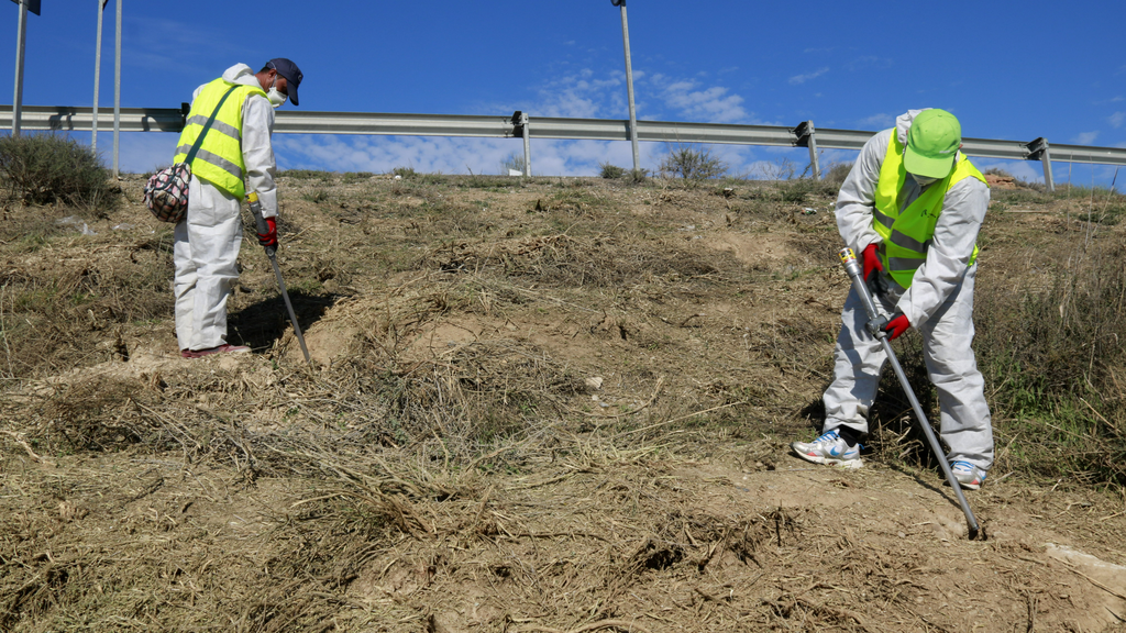 Operaris aplicant pastilles de fosfur d'alumini en caus de conills al costat de la LV-7041 entre Aitona i Soses ©Anna Berga