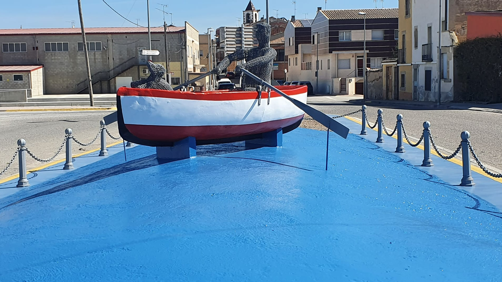 La 'barca de l'estany' situada en una de les rotondes de Vila-sana ©AjVila-sana