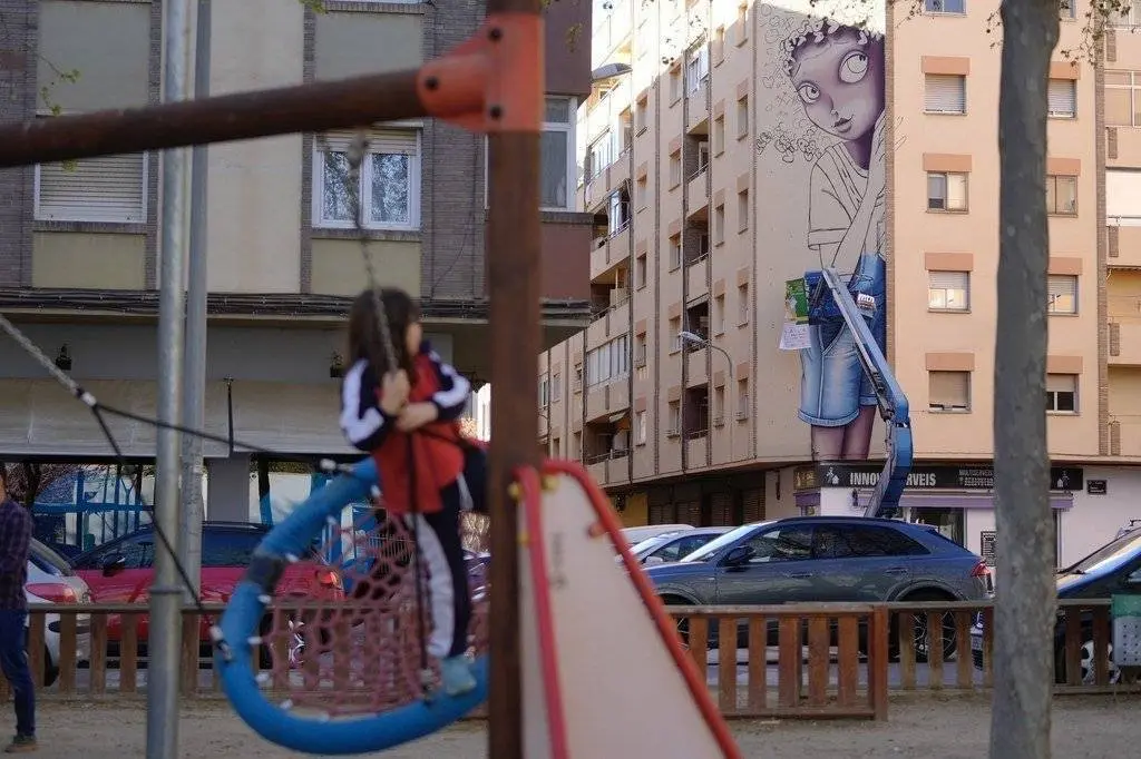 Intervenció del mural de VINIE a la façana de l'edifici ubicat al carrer de Dr. Zammenhoff, 6, que fa xamfrà amb el carrer del Riu Francolí ©Mario Gascón