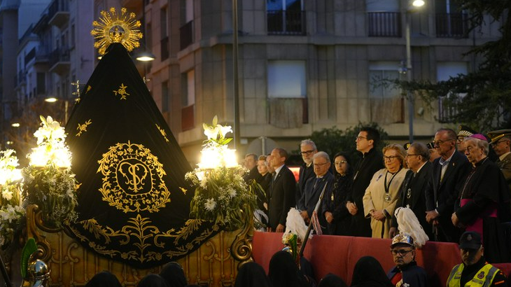 El pas de la Verge dels Dolors davant de la llotja presidencial ©AjLleida