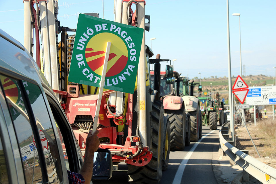 Marxa lenta de tractors organitzada per Unió de Pagesos per exigir ajuts - Foto: Anna Berga