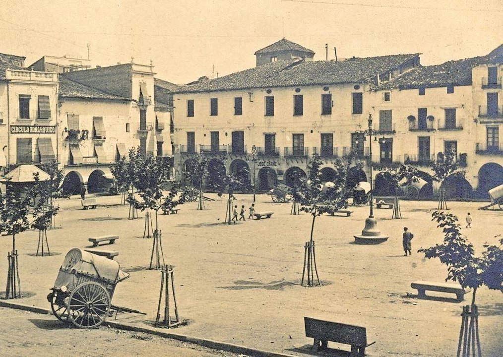 Una de les imatges antigues de la plaça Mercadal que surt al llibre

Data de publicació: dimarts 11 d’abril del 2023, 16:24

Localització: Balaguer

Autor: Cedida per Àlvar Llobet