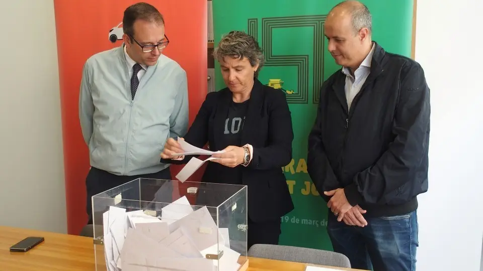 Moment de l'extracció de la butlleta guanyadora del premi dels 6.000 euros ©AjMollerussa