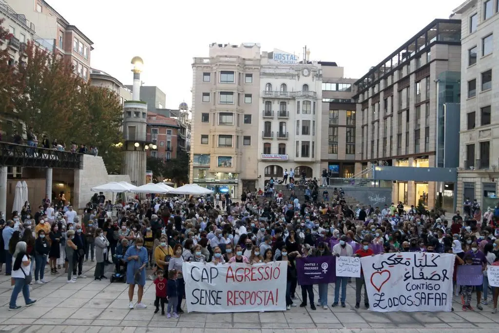 Pla obert on es pot veure la concentració a Lleida de rebuig a l'agressió sexual d'una menor de 16 anys a Rosselló, el 30 de setembre de 2021 ©Oriol Bosch