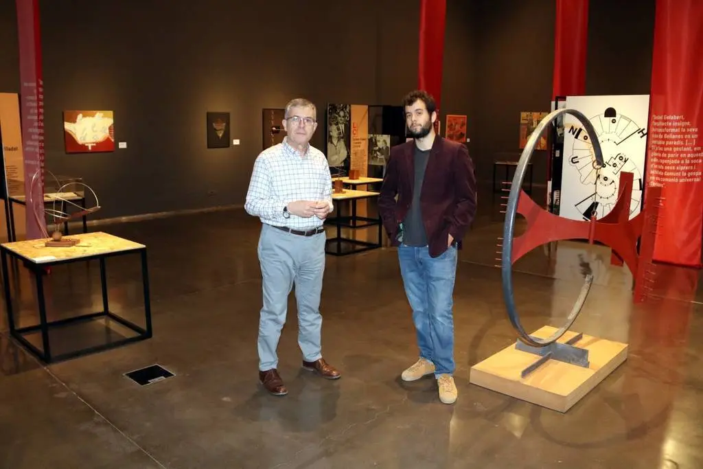 El director del Museu de Lleida, Josep Giralt, i el comissari de l'exposició, Pau Minguet, vora l'escultura que Viladot va regalar a Vallverdú

Data de publicació: dijous 13 d’abril del 2023, 13:24

Localització: Lleida

Autor: Ignasi Gómez