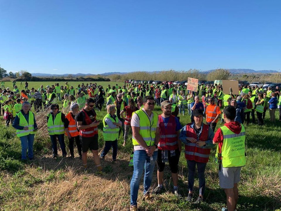 Els més de 250 manifestants reunits a la cruïlla entre Castellserà i Ivars d'Urgell per reclamar la construcció d'una rotonda - Foto: 'Som Rotondes C-53'