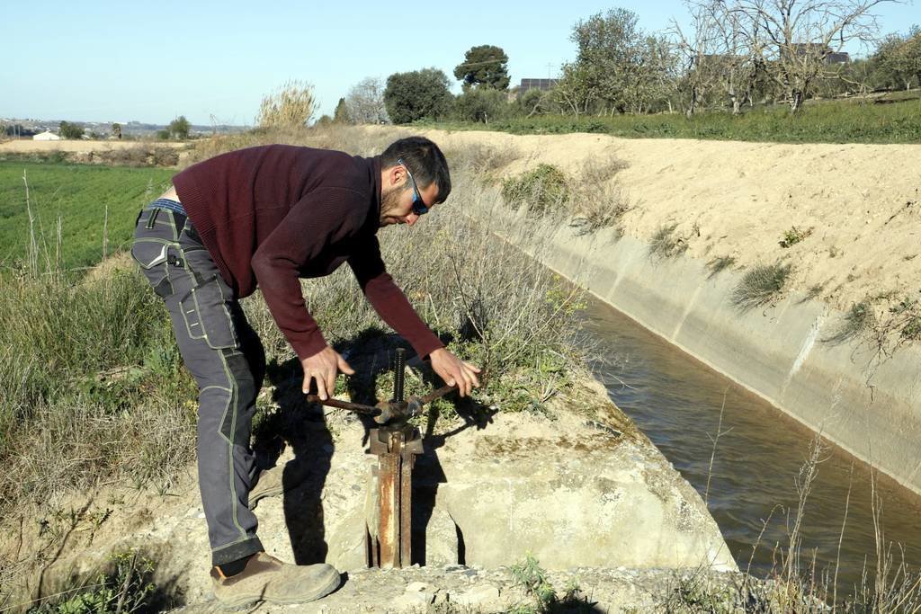 Un regador dona l'aigua del Canal d'Urgell a un camp d'Arbeca el dia d'inici de la campanya de reg

Data de publicació: dilluns 27 de març del 2023, 11:40

Localització: Mollerussa

Autor: Oriol Bosch