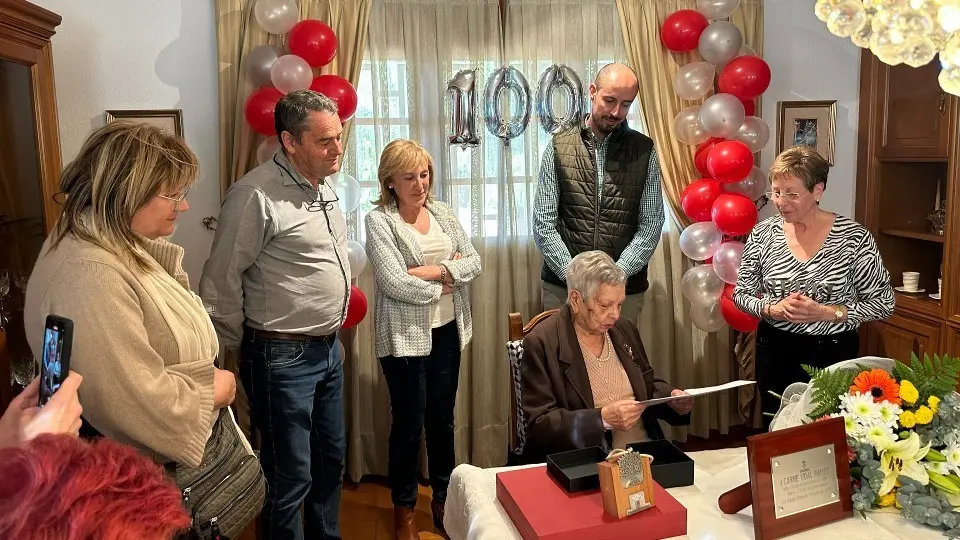 El Consell Comarcal de les Garrigues entregant una medalla centenària a Carme Vidal Pàmies ©CCGarrigues