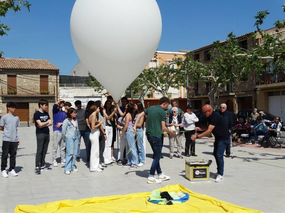 El llançament del globus sonda 'Rovelló' des de la plaça Camps d'Alcanó, efectuat pels alumnes de segon de Batxillerat de l'Institut Joan Oró de Lleida - Foto: Marina Pallàs Barta