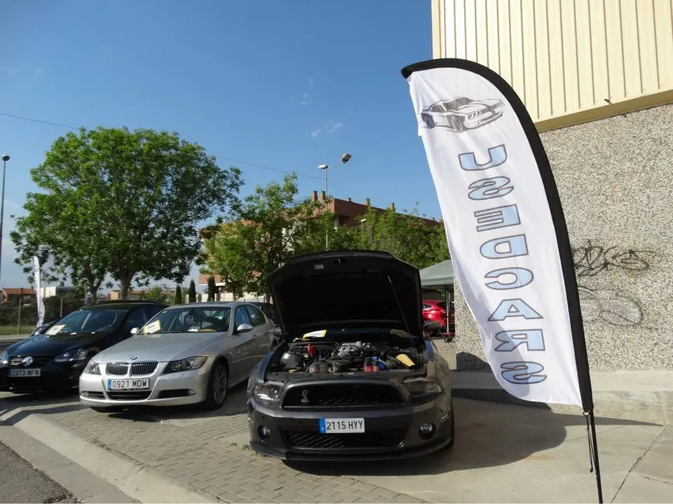 Un Mustang amb el capó obert a la 33a Fira Autotrac, la fira d'ocasió d'automòbils i maquinària agrícola de Mollerussa - Foto: Marina Pallàs Barta