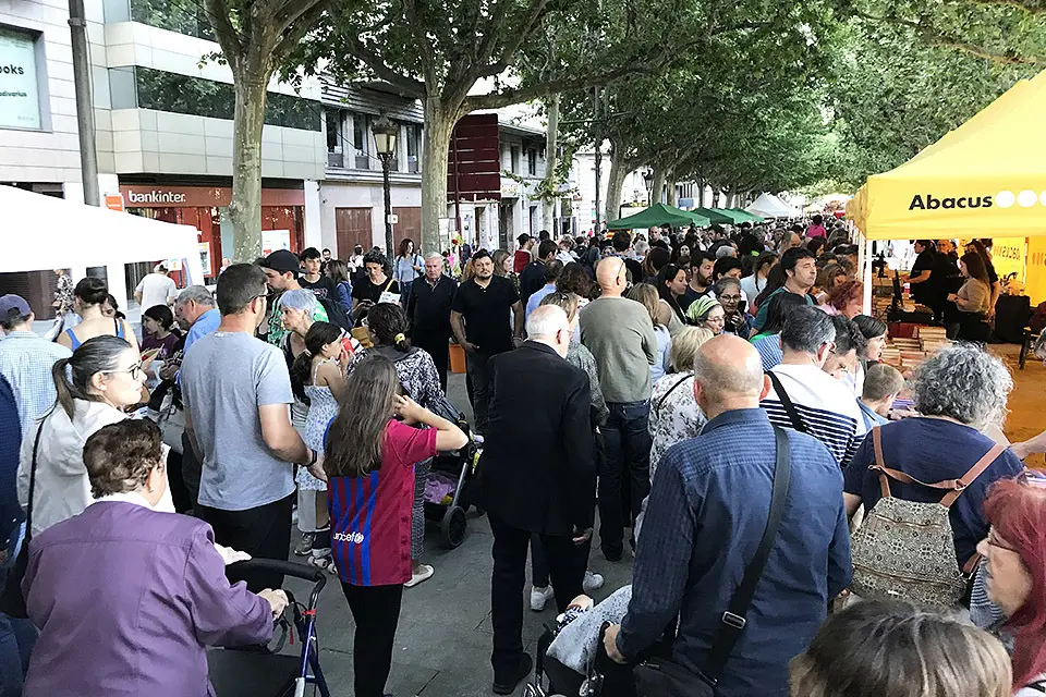 La Rambla Ferran abarrotada de persones entre les parades de llibres i roses de Sant Jordi - Foto: Esther Barta