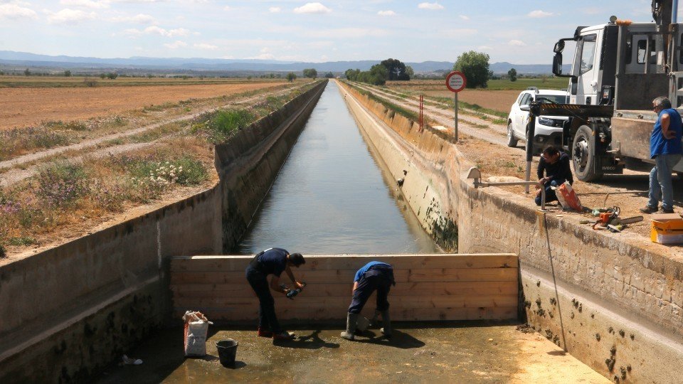 Operaris de la Casa Canal construint una tanca per retenir l'aigua al canal d'Urgell ©Oriol Bosch