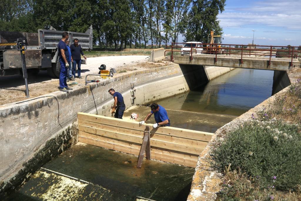 Operaris de la Casa Canal construint una tanca per retenir l'aigua al canal d'Urgell ©Oriol Bosch