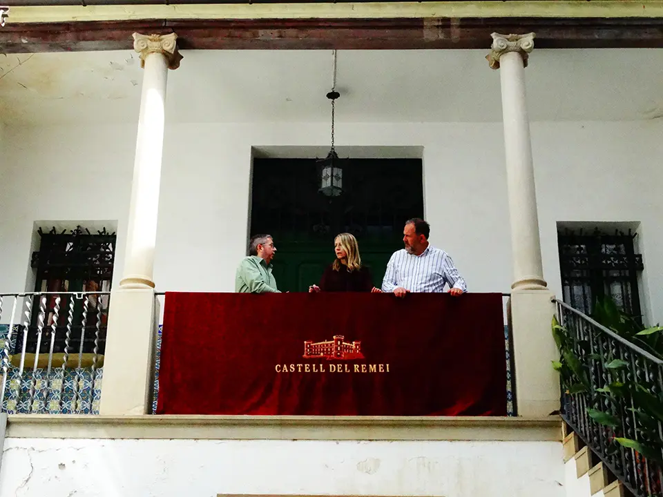 Joaquim Fabrés, Mireia González i Eloi Bergós al Pati de la Casa Palau del Castell del Remei presentant l'Aplec Intercomarcal de Ponent - Foto: Aida Pallàs Barta