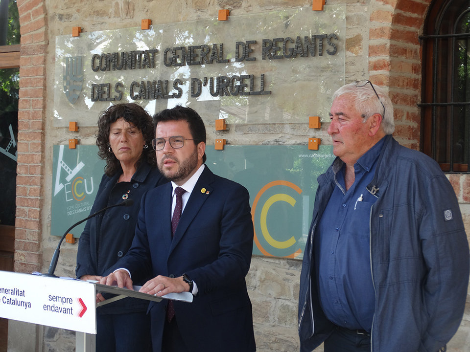 Teresa Jordà, Pere Aragonès i Amadeu Ros davant la seu de la Comunitat de Regants del Canal d'Urgell - Foto: Marina Pallàs Barta