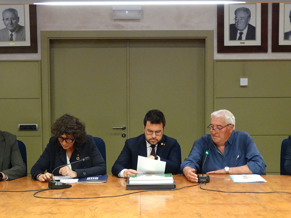 Teresa Jordà, Pere Aragonès i Amadeu Ros a la seu de la Comunitat de Regants del Canal d'Urgell - Foto: Marina Pallàs Barta