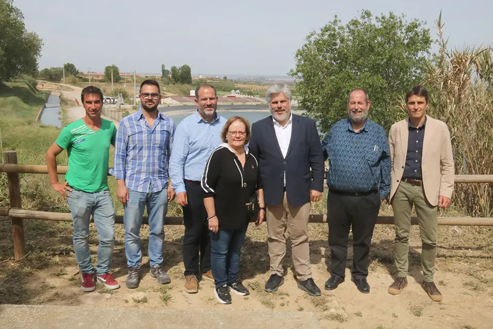 Representants de Junts amb membres de la col·lectivitat de regants de Bell-lloc d'Urgell

Data de publicació: divendres 28 d’abril del 2023, 14:39

Localització: Bell-lloc d'Urgell

Autor: Ignasi Gómez