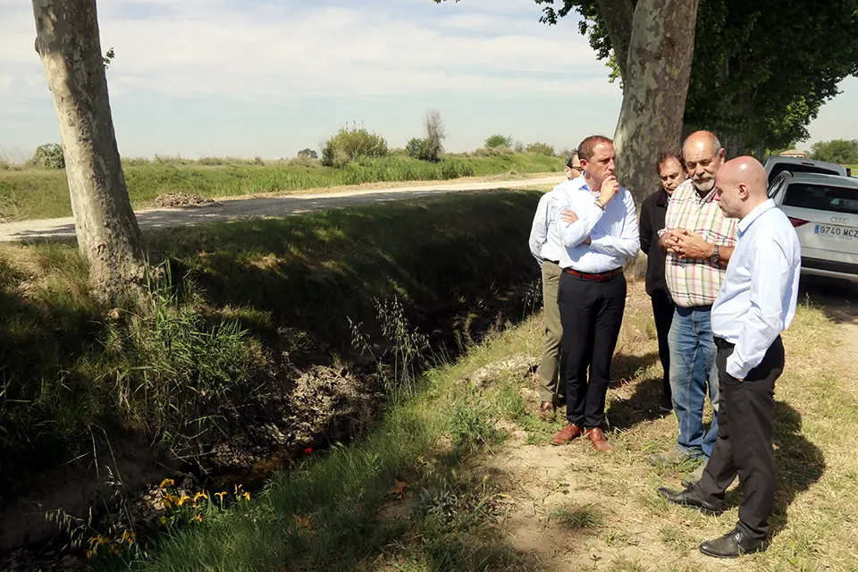 El subdelegat del govern espanyol a Lleida, José Crespín, el delegat del govern espanyol a Catalunya, Carlos Prieto, i el responsable de regadius d'UP, Jaume Pedrós, al costat d'un tram de la segona séquia principal del canal d'Urgell a Linyola 

Data de publicació: dimarts 02 de maig del 2023, 13:26

Localització: Linyola

Autor: Anna Berga