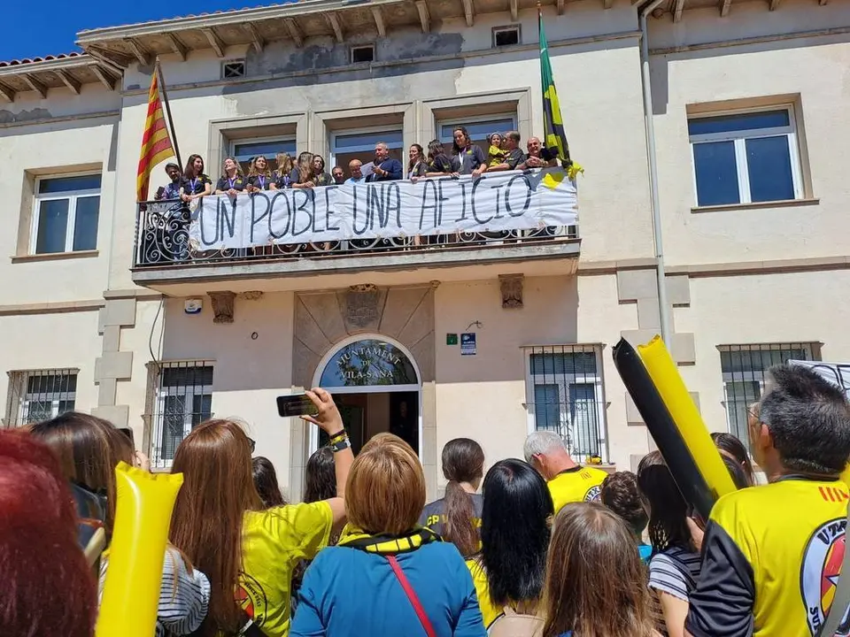 Les jugadores del Club Patí Vila-sana, dalt del balcó de l'edifici consistorial, que s'alça sobre els clams de l'afició vila-sanenca - Foto: Ajuntament de Vila-sana