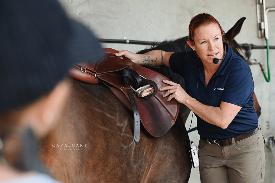 El curs impartit per Amanda Anderson, professional del sector de gran renom internacional, de ‘Saddle Fitting’, el procés de selecció i adaptació de la muntura al cavall, a l'Escola Agrària del Pirineu - Cavalgart (Cedida per l'Escola Agrària del Pirineu)