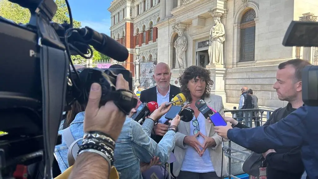 La consellera, Teresa Jordà i Roura, i el secretari general, David Mascort i Subiranas, atenent els mitjans a les portes del Ministeri d'Agricultura el mes d'abril - Foto: Cedida per Acció Climàtica