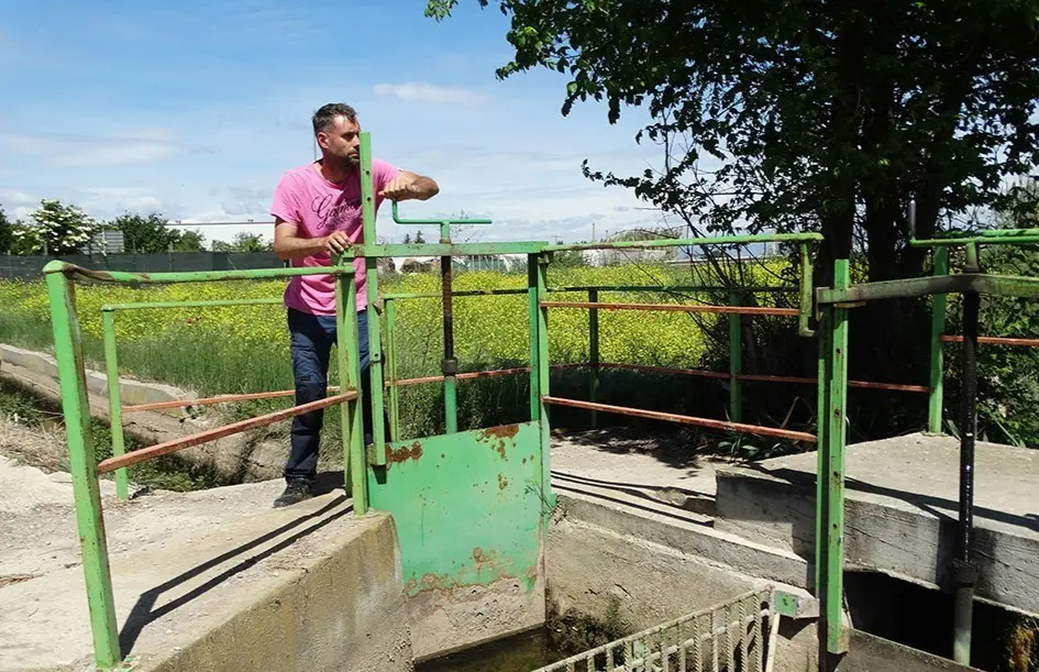 Xavier Vallverdú, pagès i vigilant de l'aigua a Miralcamp, tancant una de les comportes del terme - Foto: Marina Pallàs Barta